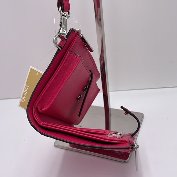 MICHAEL KORS JST LG DOUBLE ZIP WRISTLET WALLET PHONE HOLDER
ELECTRIC PINK - Picture 9 of 16